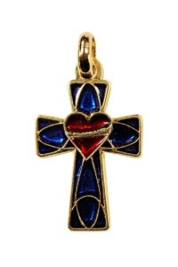 Pendentif croix dorée résine bleue cœur rouge